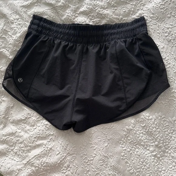 lululemon athletica Hotty Hot Low-Rise Unlined Short 2.5" Black Shorts Sz 6 - Picture 10 of 13
